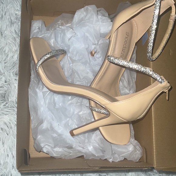 Beige high heels (new with box)
Size 5.5 US Women size - Picture 2 of 4
